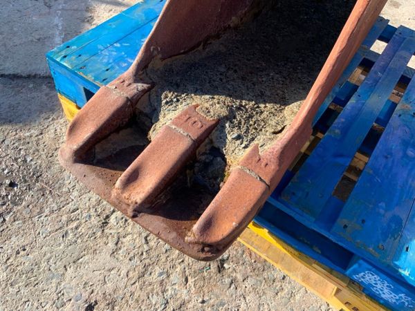 18" DIGGING BUCKET........80mm PINS    148wa. 382412051