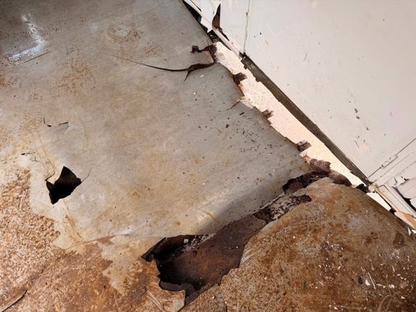 Damaged site office cabin 20 x 9 382540611