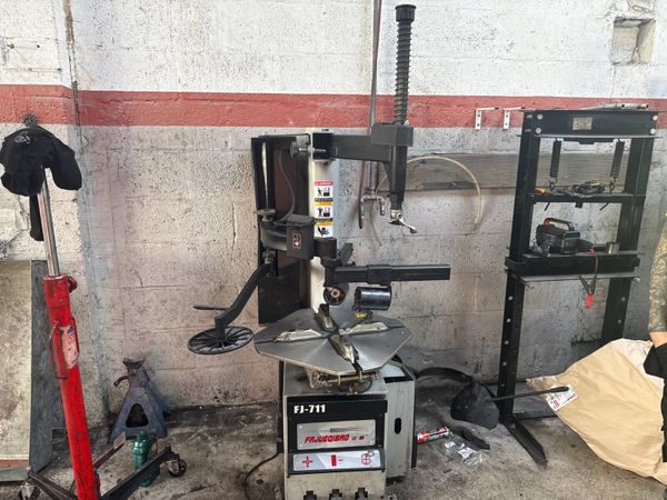 Tyre machine 382574148