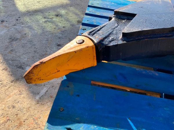 UNUSED RIPPER TOOTH....80mm PINS....2110t. 382531703