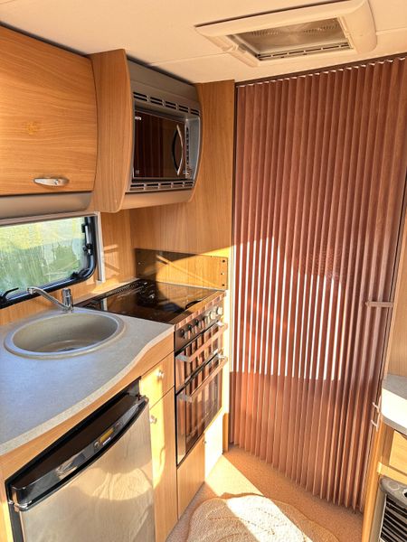 ✨BARGAIN SWIFT CORNICHE 4 BERTH FIXED BED✨ 382832450