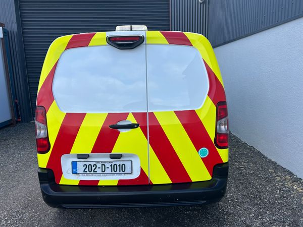 2020 Peugeot Partner 130km 383292753