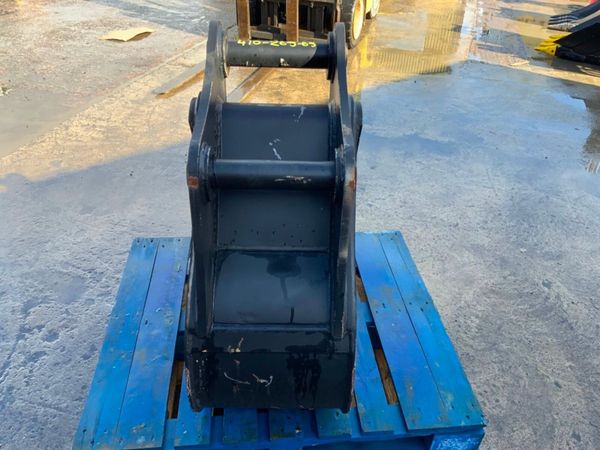 UNUSED 18" DIGGING BUCKET.....65mm PINS.....7484 383305486