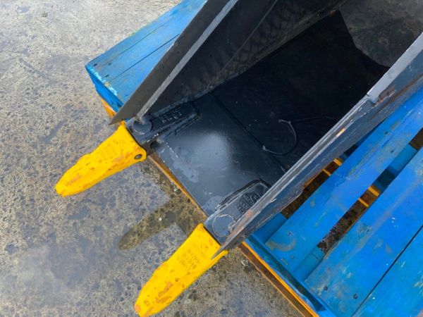 UNUSED 18" DIGGING BUCKET.....65mm PINS.....7484 383305491