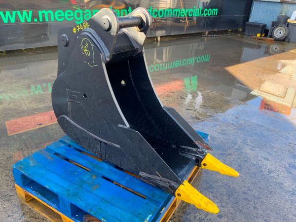 UNUSED 18" DIGGING BUCKET.....65mm PINS.....7484 383305495