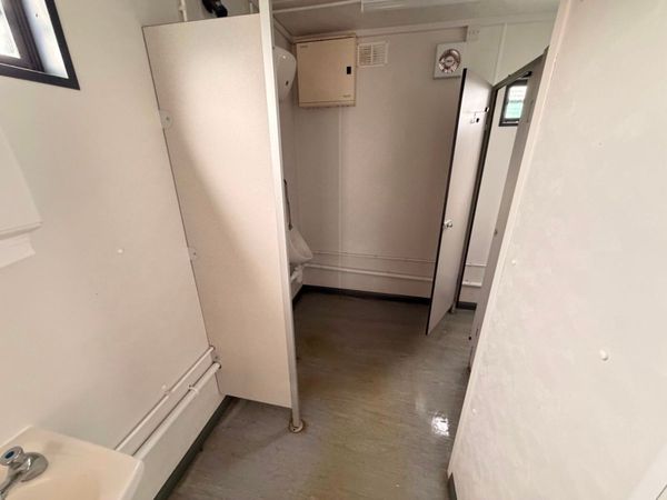 40 x 10 site office , kitchen + 2 separate toilets 383312268