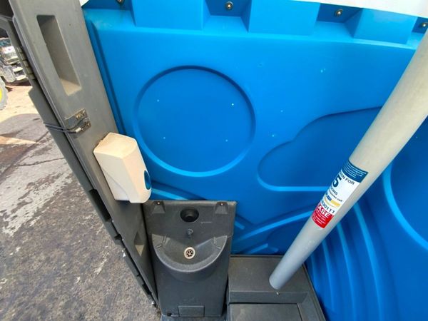 PORTABLE SITE TOILET / BUILDERS LOO.........5171. 383330341