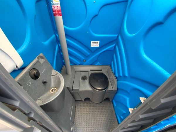 PORTABLE SITE TOILET / BUILDERS LOO.........5171. 383330322