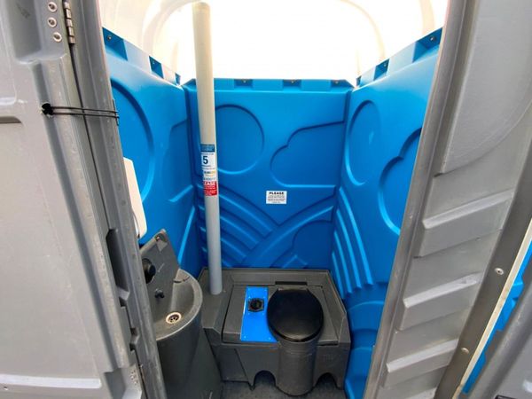 PORTABLE SITE TOILET / BUILDERS LOO.........5171. 383330334