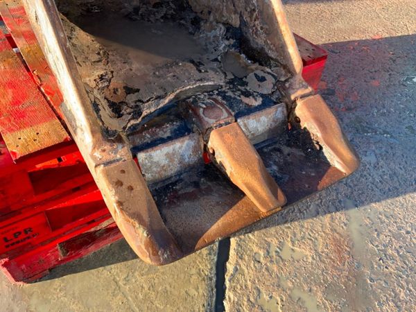 24" GEITH DIGGING BUCKET...65mm PINS......652 383476061