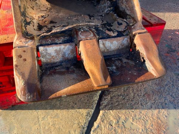 24" GEITH DIGGING BUCKET...65mm PINS......652 383476080