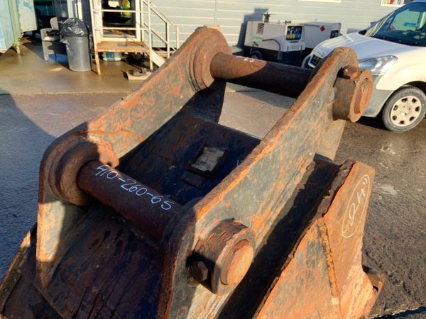 24" GEITH DIGGING BUCKET...65mm PINS......652 383476086