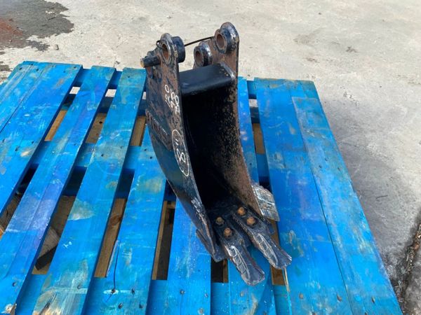 UNUSED 8" JCB BUCKET......30mm PINS.......7343. 383711969