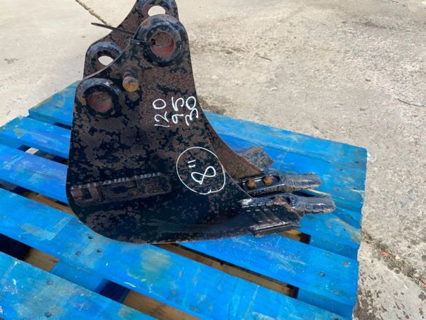 UNUSED 8" JCB BUCKET......30mm PINS.......7343. 383711972