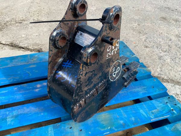 UNUSED 8" JCB BUCKET......30mm PINS.......7343. 383711974
