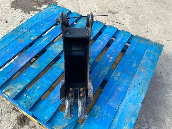 UNUSED 8" JCB BUCKET......30mm PINS.......7343. 383711980