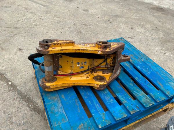 CATERPILLAR QUICK HITCH...........65mm PINS....711 383734340