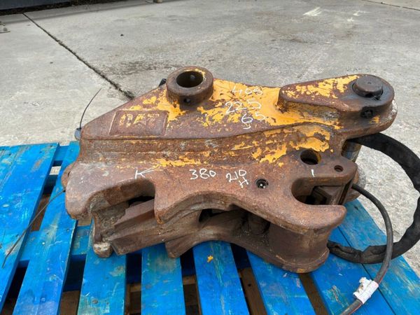 CATERPILLAR QUICK HITCH...........65mm PINS....711 383734342
