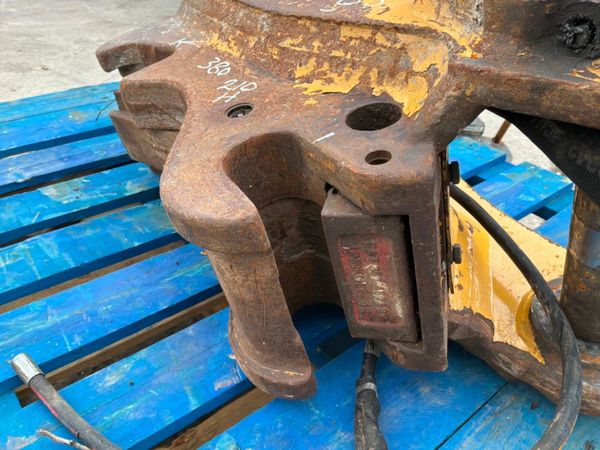 CATERPILLAR QUICK HITCH...........65mm PINS....711 383734343