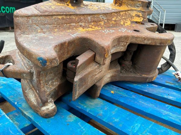 CATERPILLAR QUICK HITCH...........65mm PINS....711 383734344