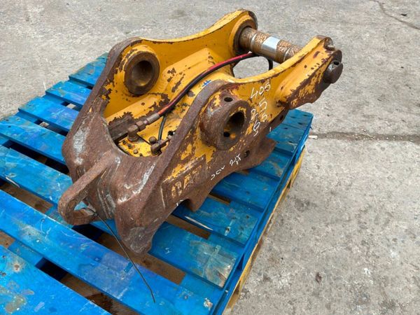 CATERPILLAR QUICK HITCH...........65mm PINS....711 383734345