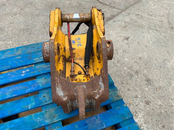 CATERPILLAR QUICK HITCH...........65mm PINS....711 383734346