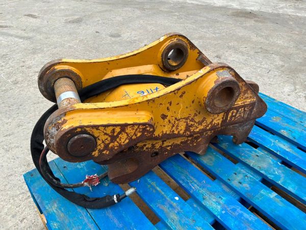 CATERPILLAR QUICK HITCH...........65mm PINS....711 383734351