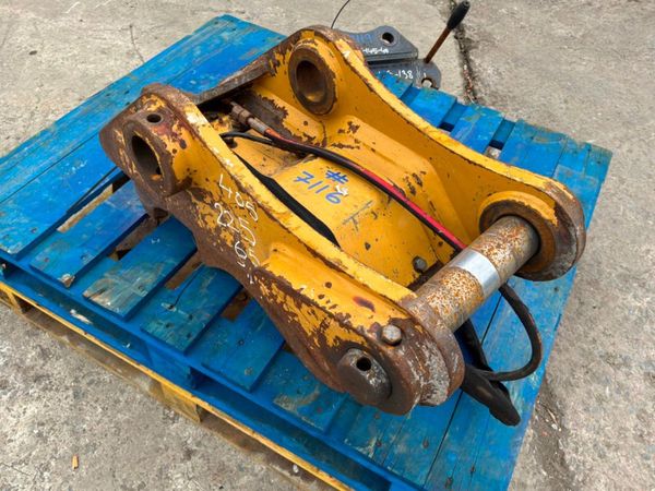 CATERPILLAR QUICK HITCH...........65mm PINS....711 383734355