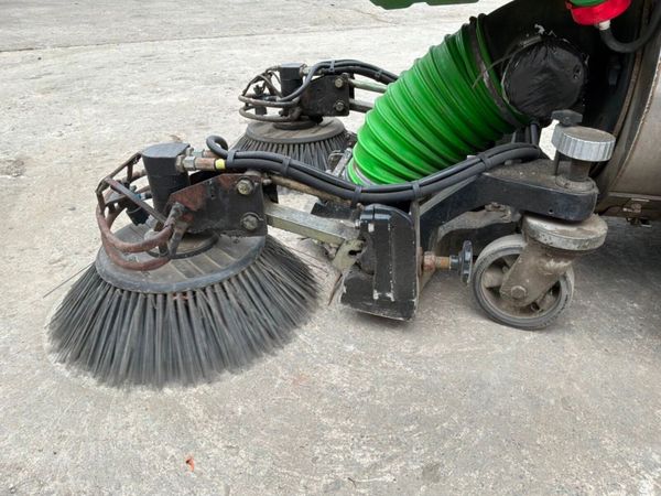GREEN MACHINE 414 PEDESTRIAN SWEEPER... 383734401
