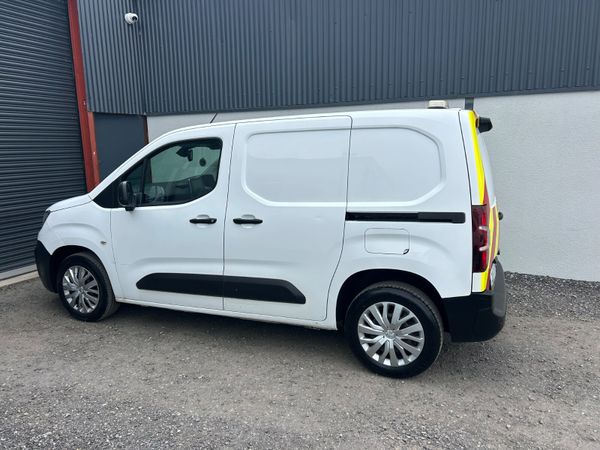 2020 Peugeot Partner ‘Professional 383911912