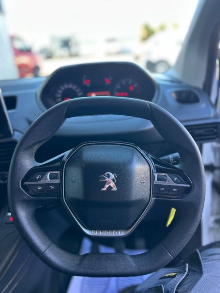 2020 Peugeot Partner ‘Professional 136km 384183262