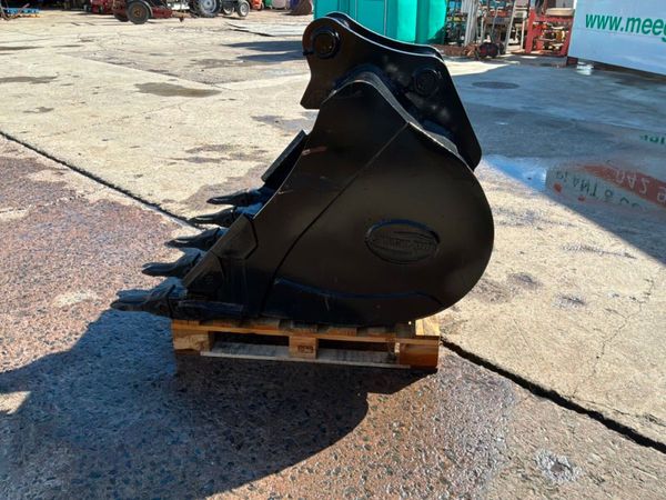 UNUSED 48 STRICKLAND BUCKET.....65mm PINS. 384111888