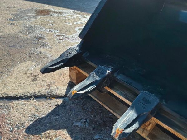 UNUSED 48 STRICKLAND BUCKET.....65mm PINS. 384111898
