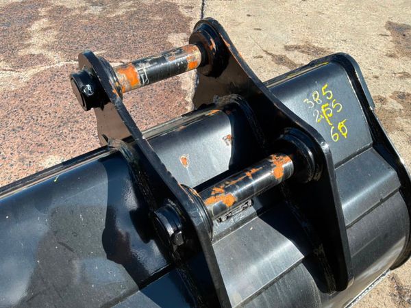 UNUSED 48 STRICKLAND BUCKET.....65mm PINS. 384111908