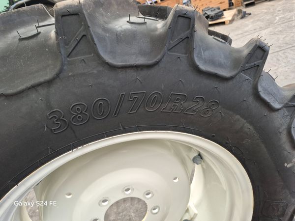 Wheels and tyres 384116067