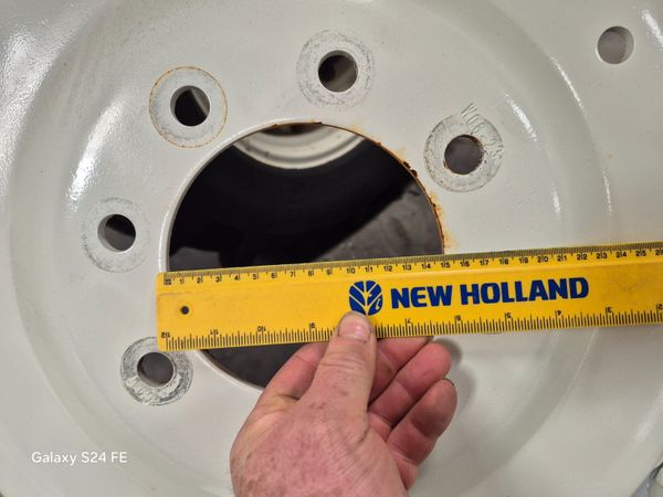 Wheels and tyres 384116068