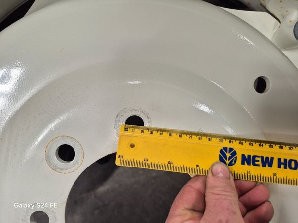 Wheels and tyres 384116077