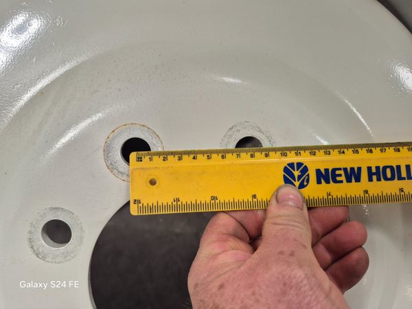 Wheels and tyres 384116078