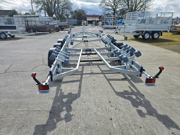 V shape boat trailer 384222947