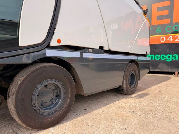 2019 JOHNSTON CITY ROAD SWEEPER...2,500 hours 384352384