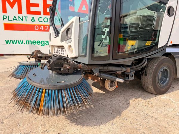 2019 JOHNSTON CITY ROAD SWEEPER...2,500 hours 384352385
