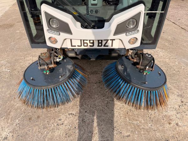2019 JOHNSTON CITY ROAD SWEEPER...2,500 hours 384352388