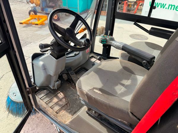 2019 JOHNSTON CITY ROAD SWEEPER...2,500 hours 384352398