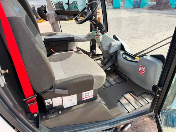 2019 JOHNSTON CITY ROAD SWEEPER...2,500 hours 384352411