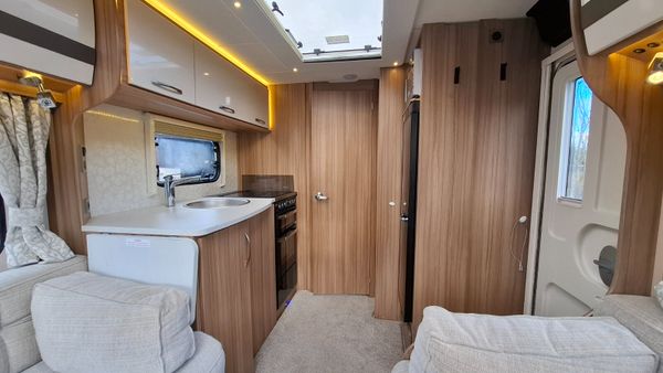 Lunar Clubman SR Island Bed Caravan 384780876