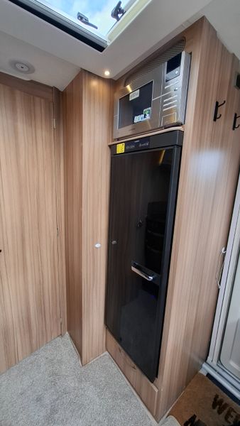 Lunar Clubman SR Island Bed Caravan 384780878