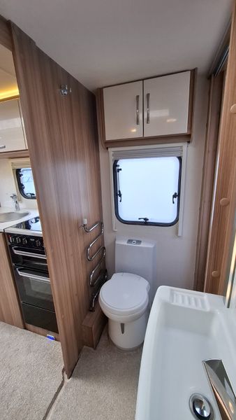 Lunar Clubman SR Island Bed Caravan 384780880