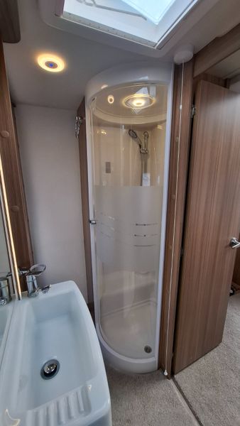 Lunar Clubman SR Island Bed Caravan 384780882