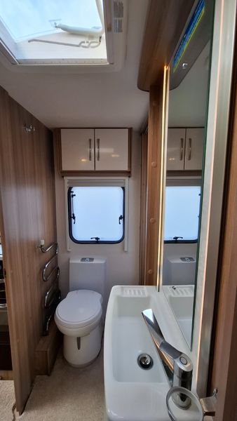 Lunar Clubman SR Island Bed Caravan 384780885