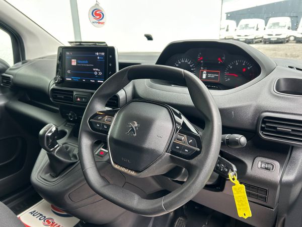 2020 Peugeot Partner only 58’000 kms!! 385035391